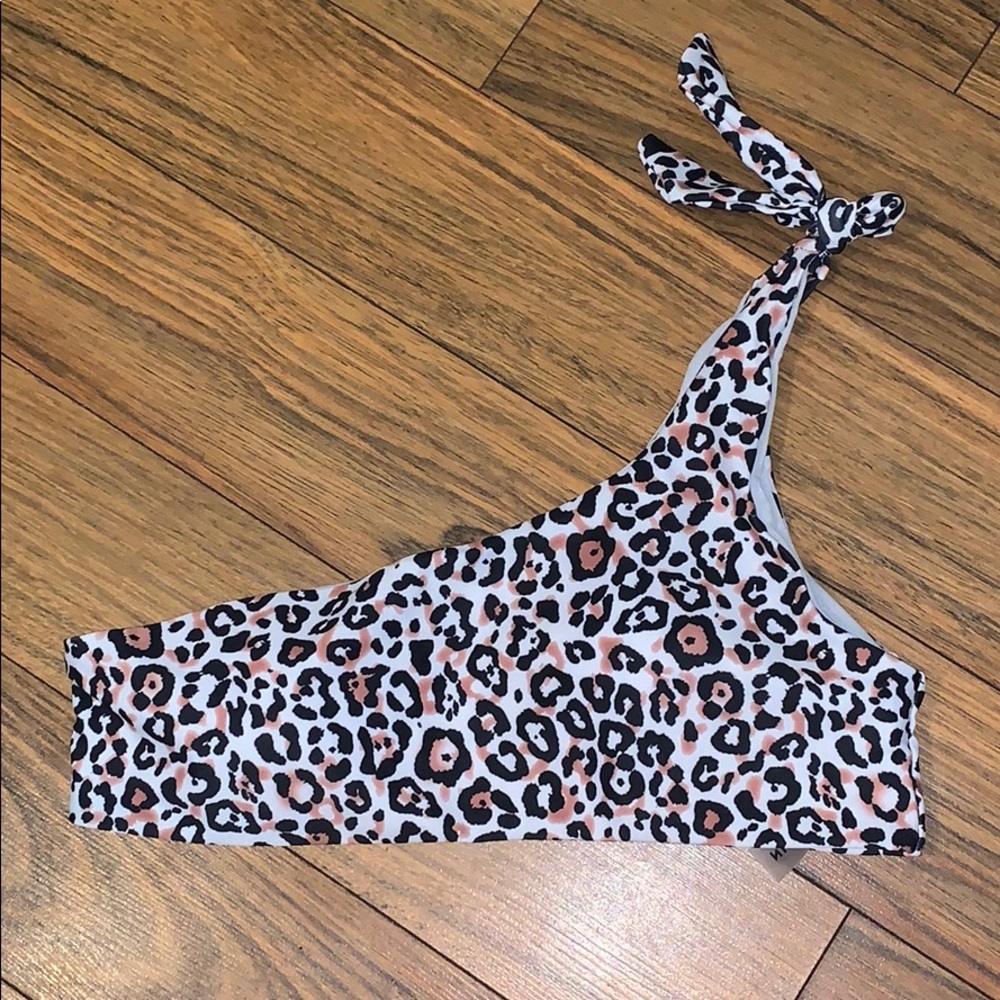 NWOT Cheetah One Shoulder Bathing Suit Top